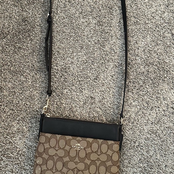 Small Coach crossbody signature series barely used - Picture 3 of 5